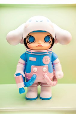 Bangkok, Tayland - 4 Eylül 2025: Mega Space Molly Sanrio% 400 Tarçın rulo sanat oyuncağı Popmart Store 'da sergileniyor.