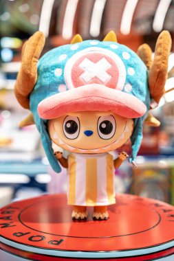 Bangkok, Tayland - 4 Eylül 2025: Sanat oyuncakları Labubu The Monsters Tony Chopper Plush Doll from One Piece Anime TV, Popmart mağazasında sergileniyor. Popüler eşyalar bebek.