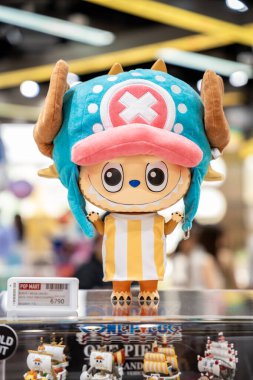 Bangkok, Tayland - 4 Eylül 2025: Sanat oyuncakları Labubu The Monsters Tony Chopper Plush Doll from One Piece Anime TV, Popmart mağazasında sergileniyor. Popüler eşyalar bebek.