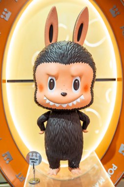 Bangkok, Tayland - 4 Eylül 2025: Mega Original Labubu Tec% 1000 Freckles sanat oyuncağı Popmart Store 'da sergileniyor. Canavar Labubu. Labubu Macaron.