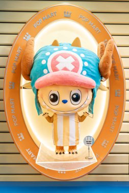 Bangkok, Tayland - 4 Eylül 2025: Sanat oyuncakları Labubu The Monsters Tony Chopper Plush Doll from One Piece Anime TV, Popmart mağazasında sergileniyor. Popüler eşyalar bebek.