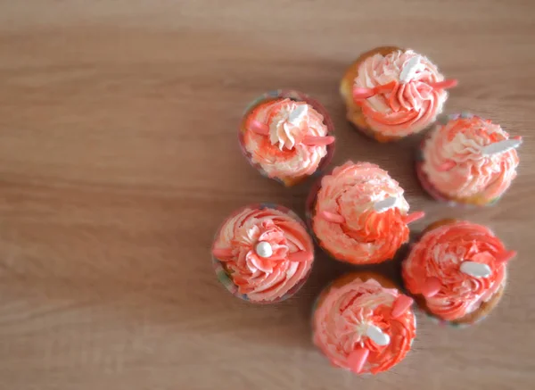 Läckra färgglada cupcakes-enhörningar med ost grädde för barn — Stockfoto