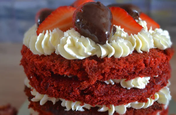 完熟で飾られたチーズクリームを添えたおいしい赤いベルベットケーキ — ストック写真