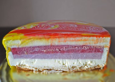 Kırmızı, beyaz ve sarı ebru ayna sır mus kek. Homemad