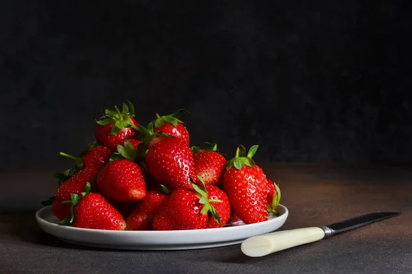 Fresh Juicy Strawberries Plate Dark Rustic Background Proper Nutrition Organic — Stock Photo, Image