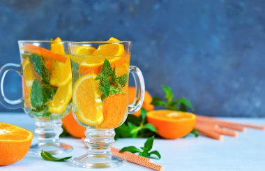 Soğuk yaz içeceği. Nane ve mavi bir arka plan üzerinde turuncu ile limonata.