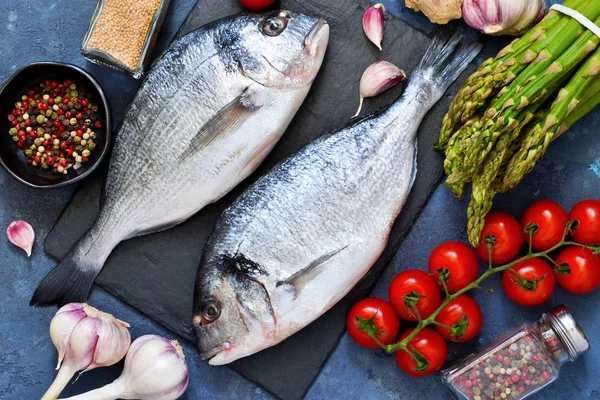 Peixe Dorado Fresco Cru Com Espargos Tomates Especiarias Num Fundo — Fotografia de Stock