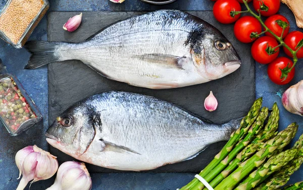 Färska Råa Dorado Fisk Med Sparris Tomater Och Kryddor Konkret — Stockfoto