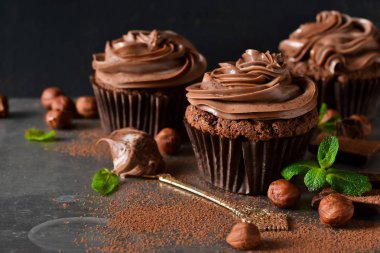 Fıstık ile çikolata cupcakes eski grunge arka plan yapıştırın