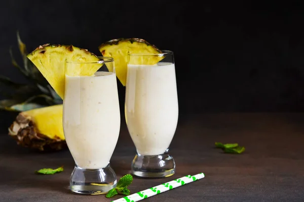 Melk Cocktail Met Vanille Ijs Ananas Mango Een Donkere Achtergrond — Stockfoto