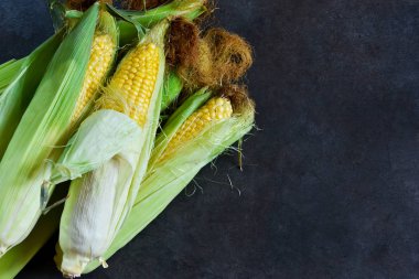 Siyah bir taş zemin üzerine taze, sulu, ham Mısır