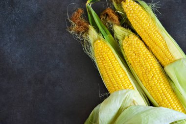 Siyah bir taş zemin üzerine taze, sulu, ham Mısır