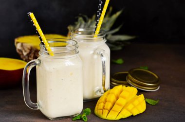 İçki detoks. Yaz içeceği - yoğurt smoothies, ananas ve mango.