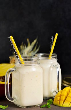 İçki detoks. Yaz içeceği - yoğurt smoothies, ananas ve mango.
