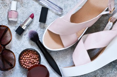 Moda, kadın giyim, Ayakkabı ve aksesuarları. Kozmetik makyaj için.