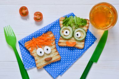 Bebek komik tost - çocuklar için kahvaltı.