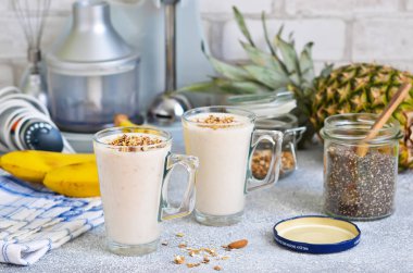 Yoğurt, ananas ve muz kahvaltı smoothies. Doğal Diyet içeceği. Detoks menü.