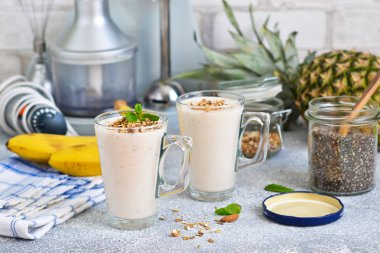 Yoğurt, ananas ve muz kahvaltı smoothies. Doğal Diyet içeceği. Detoks menü.