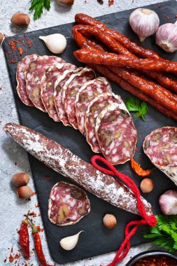 Plaka lezzetleri ile. Hamon, salam, et ile fındık ve baharat bir beton zemin üzerine.