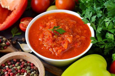 Domates Soslu sebze ve siyah bir zemin üzerine baharat. Pizza sosu. Gıda arka plan.