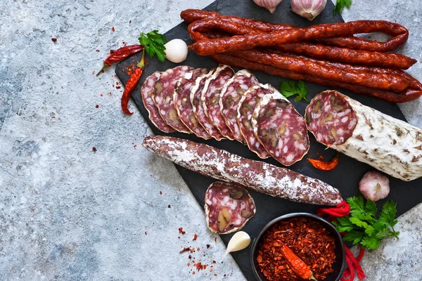 Plaka lezzetleri ile. Hamon, salam, et ile fındık ve baharat bir beton zemin üzerine.