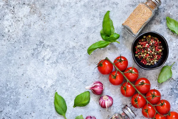Yemek pişirmek için İtalyan malzemeler. Metin için yer bir beton zemin üzerine baharat. Üstten görünüm.