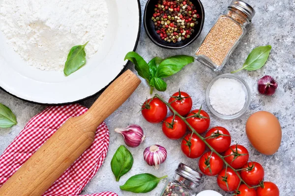 İtalyan makarna yemek pişirmek için malzemeler: un, yumurta, yağ ve baharat. İtalyan yemeği arka plan metin için yer ile.