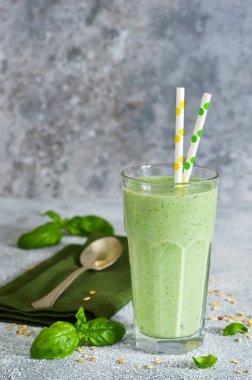 Yoğurt, ıspanak, fesleğen ve chia tohum bir beton zemin üzerine avokado sebze smoothies. İçki detoks. Doğru beslenme.