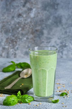 Yoğurt, ıspanak, fesleğen ve chia tohum bir beton zemin üzerine avokado sebze smoothies. İçki detoks. Doğru beslenme.