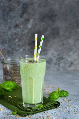 Yoğurt, ıspanak, fesleğen ve chia tohum bir beton zemin üzerine avokado sebze smoothies. İçki detoks. Doğru beslenme.