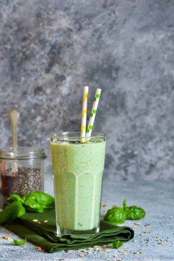 Yoğurt, ıspanak, fesleğen ve chia tohum bir beton zemin üzerine avokado sebze smoothies. İçki detoks. Doğru beslenme.