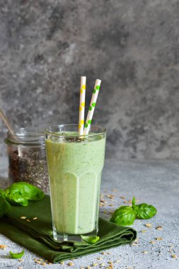 Yoğurt, ıspanak, fesleğen ve chia tohum bir beton zemin üzerine avokado sebze smoothies. İçki detoks. Doğru beslenme.