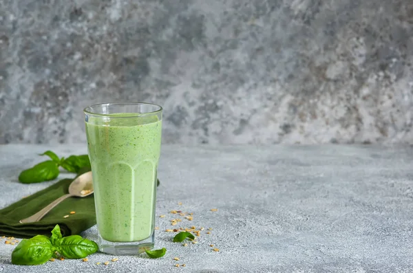 Yoğurt, ıspanak, fesleğen ve chia tohum bir beton zemin üzerine avokado sebze smoothies. İçki detoks. Doğru beslenme.
