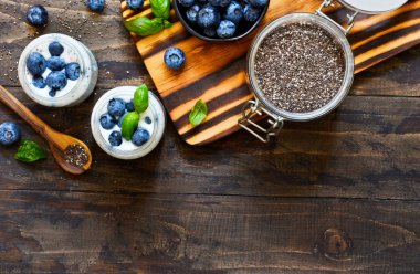 Ev yapımı yoğurt sesena chia ve karanlık bir arka plan var yaban mersini ile. Doğru beslenme.