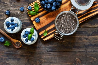 Ev yapımı yoğurt sesena chia ve karanlık bir arka plan var yaban mersini ile. Doğru beslenme.