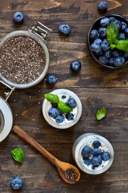 Ev yapımı yoğurt sesena chia ve karanlık bir arka plan var yaban mersini ile. Doğru beslenme.
