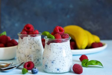 Ahududu ve kahvaltı için muz ile vanilya yoğurt. Diyet yemekler.