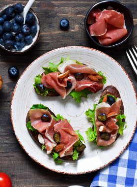 Çavdar ekmeği jamon, yaban mersini ve badem tost. Bir proshoto ile snack!