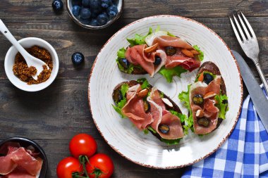 Çavdar ekmeği jamon, yaban mersini ve badem tost. Bir proshoto ile snack!