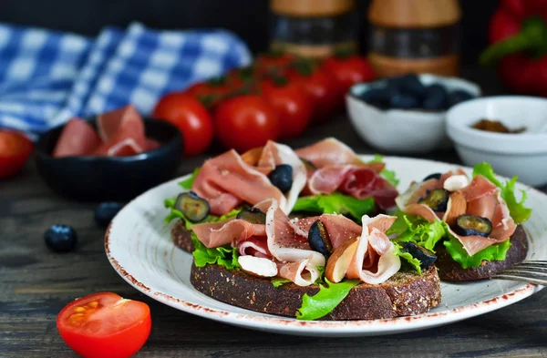 Zapiekana Bulka Chleba Żytniego Jamon Jagody Migdały Przekąska Proshoto — Zdjęcie stockowe