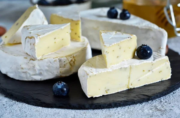 Queijo Branco Brie Camembert Gourmet Com Bagas Mel Nozes Sobre — Fotografia de Stock