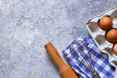 Gıda arka plan. Pişirme için malzemeler: un, yumurta, çilek, beton zemin üzerine çikolata.