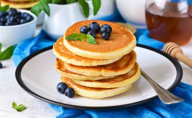 Şurubu ve yaban mersini kahvaltıda ev yapımı vanilyalı punkcakes. Günaydın!