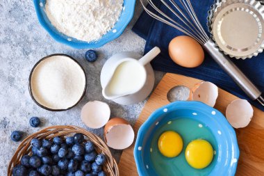 Gıda arka plan. Pişirme için malzemeler: un, yumurta, çilek, beton zemin üzerine çikolata.