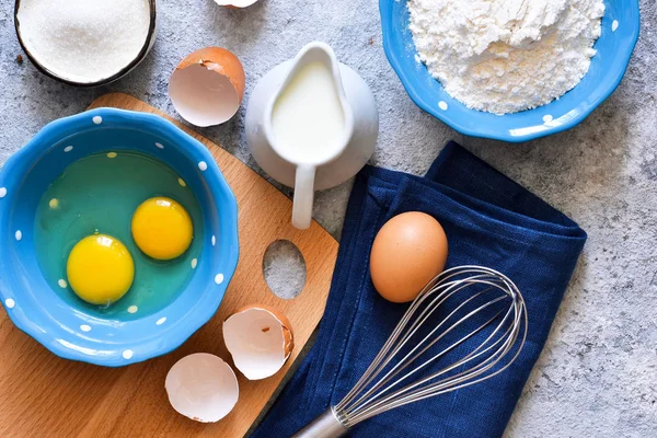 Gıda arka plan. Pişirme için malzemeler: un, yumurta, çilek, beton zemin üzerine çikolata.