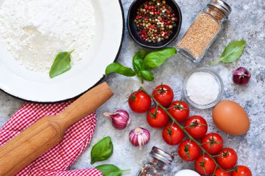 İtalyan makarna yemek pişirmek için malzemeler: un, yumurta, yağ ve baharat. İtalyan yemeği arka plan metin için yer ile.