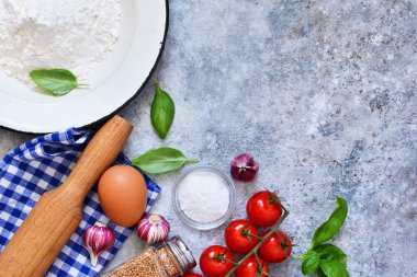 İtalyan makarna yemek pişirmek için malzemeler: un, yumurta, yağ ve baharat. İtalyan yemeği arka plan metin için yer ile.