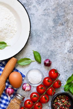 İtalyan makarna yemek pişirmek için malzemeler: un, yumurta, yağ ve baharat. İtalyan yemeği arka plan metin için yer ile.