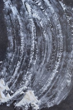 Siyah bir beton zemin üzerine un. Gıda arka plan metin için yer ile.