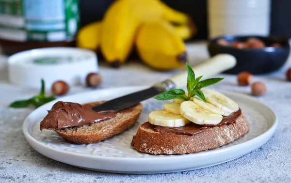 Toast Grilla Pasty Czekoladowe Banan Śniadanie Betonowe Podłoże — Zdjęcie stockowe